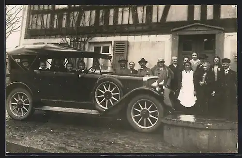 Foto-AK Auto Horch 10 /35 (1924), Eine Gruppe Menschen am KFZ mit geschlossenem Verdeck im Herbst