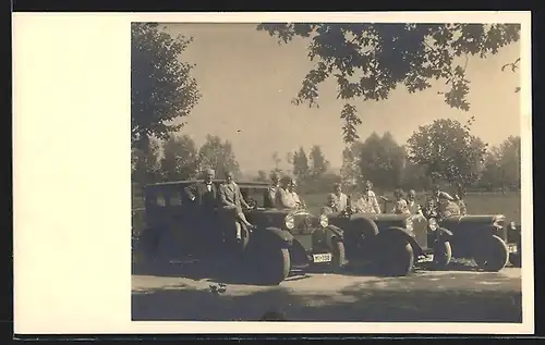 Foto-AK Auto Horch 303 (1927), Drei Familien mit ihren Autos an einer Wiese