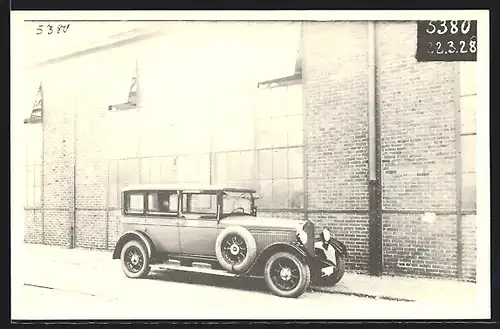 AK Auto Horch 8 (1927 /28), Geparktes Fahrzeug an einer Lagerhalle