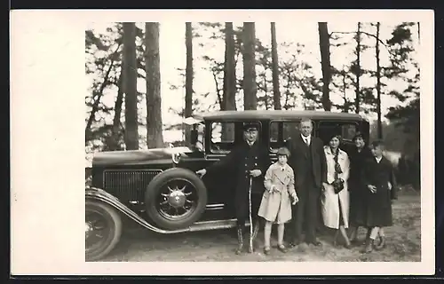 Foto-AK Auto Horch 8 Typ 305 /350 (1928 /30), Familie vor ihrem schwarzen Fahrzeug im Wald