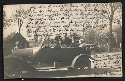 Foto-AK Auto Presto (1914 /19), Vollbesetztes KFZ mit offenem Verdeck am Strassenrand