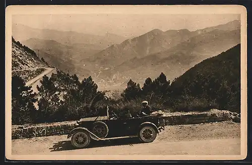 AK Auto Fiat 509 (1926), KFZ mit offenem Verdeck auf malerischer Route zwischen Nizza und Sospel