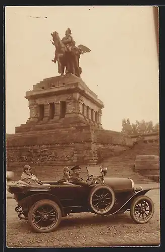 Foto-AK Auto Fiat 501S (1922), Chauffeur und zwei Damen im KFZ vor einem Denkmal