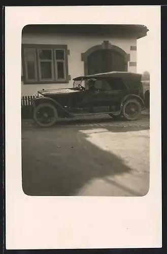 Foto-AK Auto Pic-Pic (1919), Chauffeur im KFZ mit geschlossenem Verdeck vor einem Haus