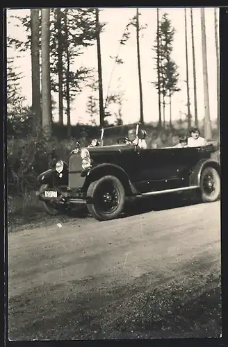 Foto-AK Auto Fiat 501 (1922), Mann fährt Frau und Kind im Cabrio über einen Waldweg