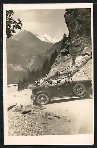 Foto-AK Auto Horch 303 (1927), Ausflügler im Cabrio auf einer Serpentine im Bergidyll