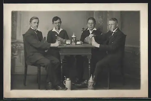 Foto-AK Vier Männer rauchen und spielen Karten