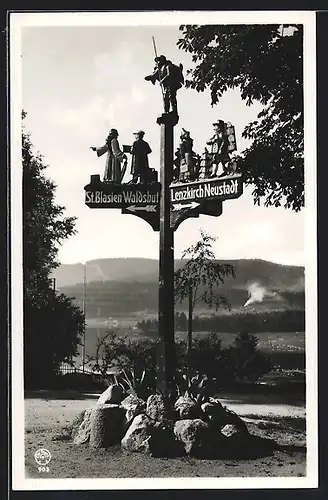 AK Schluchsee, Wegweiser mit Schnitzereien nach Lenzkirch und St. Blasien