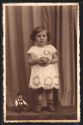 Foto-AK Kleines Mädchen im Kleid mit Ball und Puppe