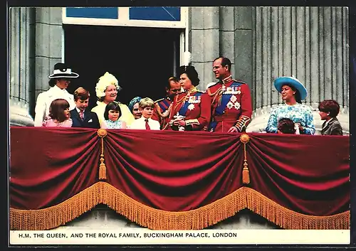 AK London, Königin von England mit Familie auf dem Balkon des Buckingham Palace