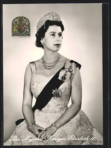 Foto-AK Portrait Königin Elisabeth II. von England mit Krone & Orden, Wappen