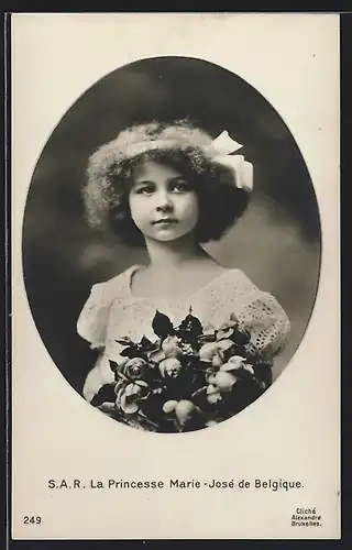 AK Prinzessin Marie-José von Belgien als Kind mit Rosen