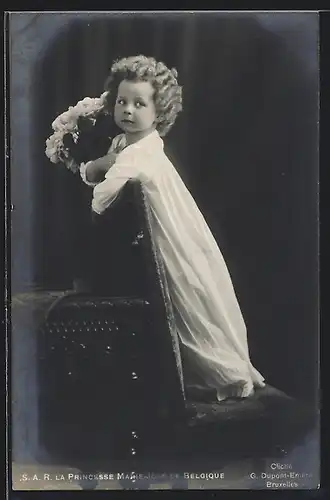 AK S. A. R. La Princesse Marie-José de Belgique, mit einem Rosenstrauss