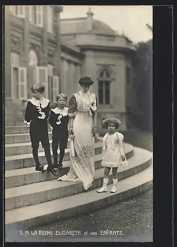 AK Königin Elisabeth mit ihren Kindern