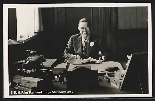 AK Z. D. H. Prins Bernhard von den Niederlanden in zijn Studeervertrek
