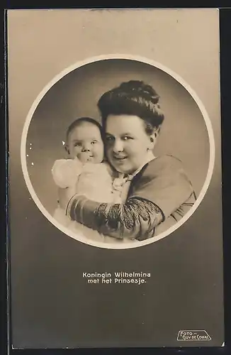 AK Königin Wilhelmina von den Niederlanden hält ihre Tochter im Arm
