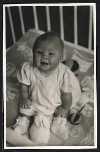 AK Prinzessin Beatrix von den Niederlanden im Kinderbett