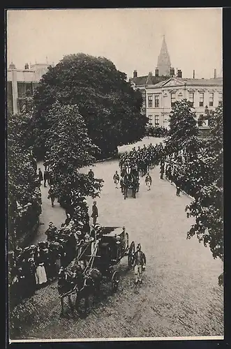 AK Doopplechtigheid Prinses Julana von den Niederlanden, Ceremoniemeester, Kamerheeren en een Peloton..., 1909