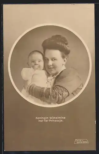 AK Königin Wilhelmina von den Niederlanden hält ihre Tochter im Arm