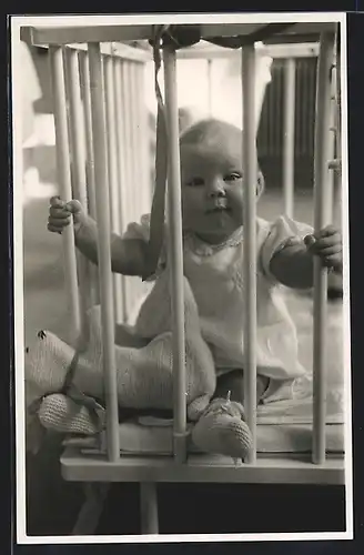 AK Prinzessin Beatrix von den Niederlanden hinterm Laufgitter