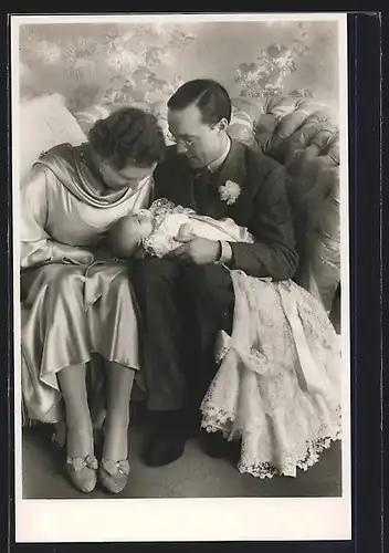 AK Königspaar von den Niederlanden mit Baby im Taufkleid