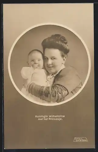 AK Königin Wilhelmina von den Niederlanden hält ihre Tochter im Arm