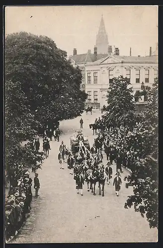 AK Doopplechtigheid Prinses Juliana 1909, Prinses Juliana in de gouden koets het Paleis verlatende