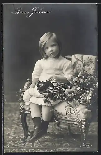 AK Prinzessin Juliana von den Niederlanden als junges Mädchen mit Blumenstrauss