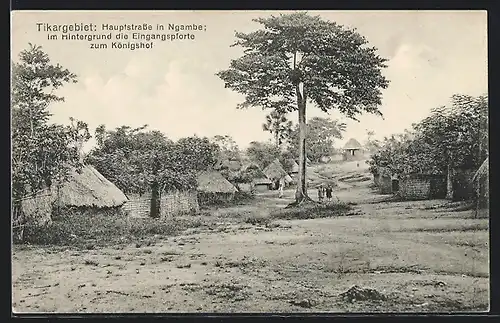 AK Ngambe, Tikargebiet, Hauptstrasse, Im Hintergrund die Eingangspforte zum Königshof