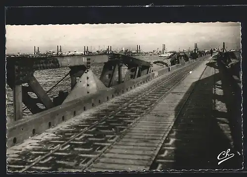AK Arromanches-les-Bains, Port Winston-Churchill 1944, Vue sur le port prise d`une jetée