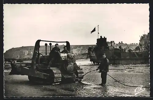 AK Arromanches-les-Bains, Raupenfahrzeug am Strand