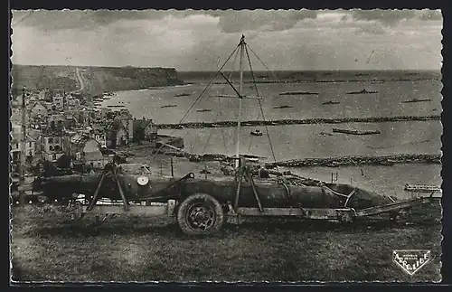 AK Arromanches-les-Bains, La Port de la Libération 1944, Vue générale prise de la falaise Est