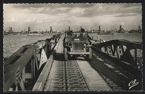 AK Arromanches-les-Bains, Port Winston-Churchill 1944, Une des jetées, Au large, les quais de débarquement