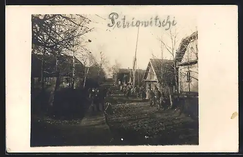 Foto-AK Petriowitschi, Soldaten auf der Dorfstrasse