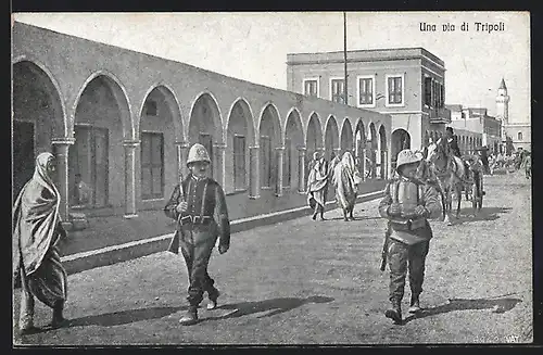 AK Tripoli, Una via, Soldaten marschieren die Strasse entlang