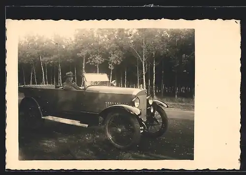 Foto-AK Auto NSU (1924) 5 /20, Junger Mann in seinem Wagen