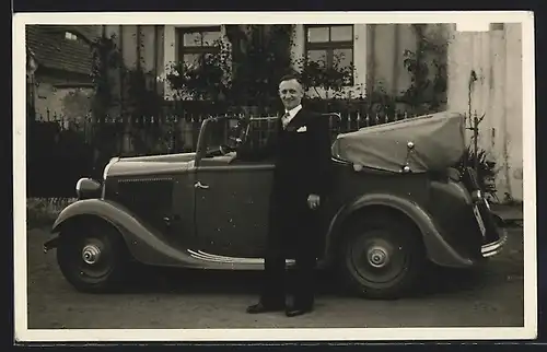 Foto-AK Auto NSU-Fiat 1000 (1934 /36), Mann im Anzug an seinem Wagen