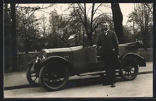 AK Auto AGA 6 /20 (1925), Herbert Weigelt neben seinem Fahrzug