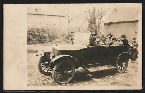 Foto-AK Auto AGA 6 /20 (1922 /23), Familie hinterm Steuer, Motorrad im Hintergrund