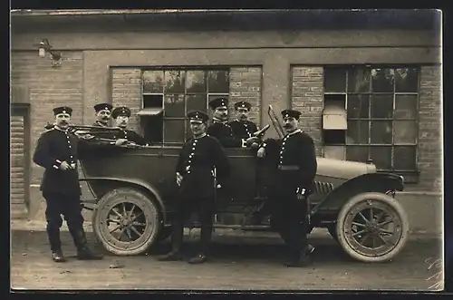 Foto-AK Auto Apollo (1914), Soldaten stehen um das Fahrzeug herum