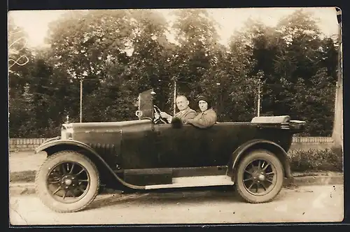 Foto-AK Auto AGA (1924-25), Zwei Herren im Fahrzeug mit offenem Verdeck