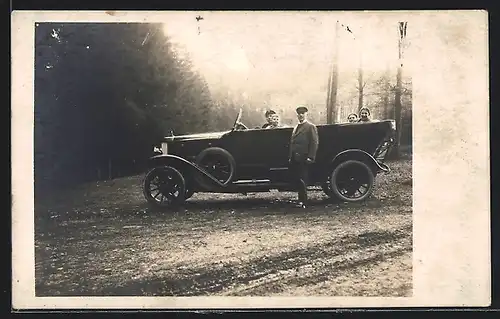 Foto-AK Auto Hansa-Lloyd (192 ), Familie parkt am Waldrand
