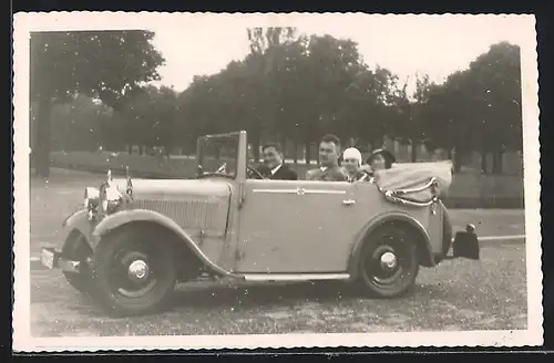 Foto-AK Auto BMW 3 /20 (1932 /34), Herrschaften im Wagen mit offenem Verdeck, Karr. Sindelfiugen