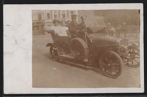 Foto-AK Apollo (1910), Zwei Herren chauffieren die Damen umher