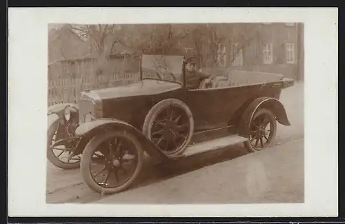 Foto-AK Auto AGA (1924 /25), Kleiner Bengel am Lenkrad