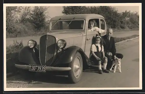 Foto-AK Auto NSU-Fiat (1938) 1000, Familie mit Hund beim Sonntagsausflug mit dem PKW