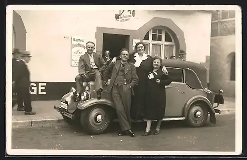 Foto-AK Auto Hanomag 4 /23 (1932 /33) Typ 11, Glückliche Familie parkt vor Gasthaus Winzerschenke