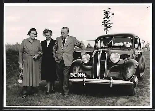 Foto-AK Auto BMW 320 (1937 /38), Zwei Damen und ein adretter Herr nebst offener Fahrzeugtür