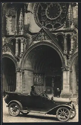 Foto-AK Auto Hansa L (1914), Soldat vor dem Portal einer Kathedrale