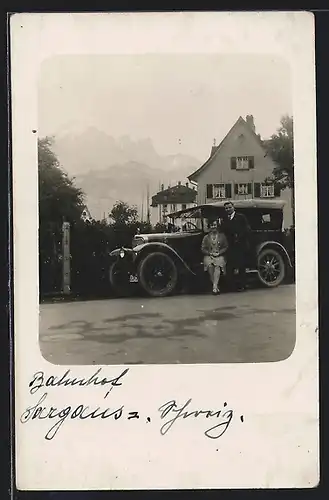 Foto-AK Auto AGA (1924 /25), Junges Paar posieren stolz neben ihrem KFZ